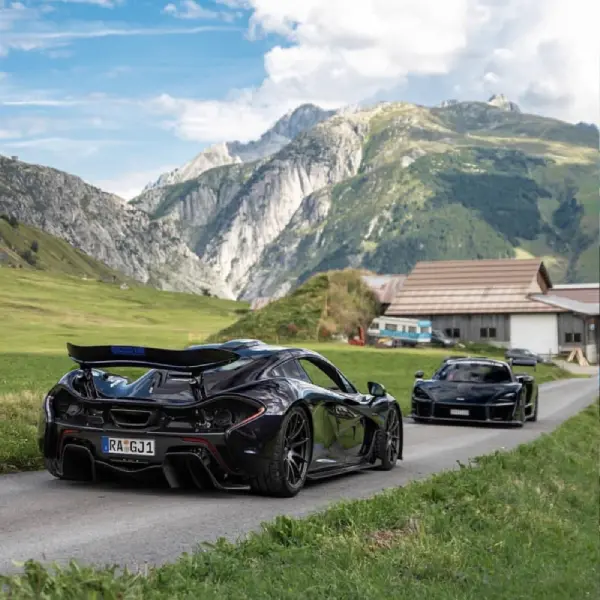 Supersportwagen in den Alpen