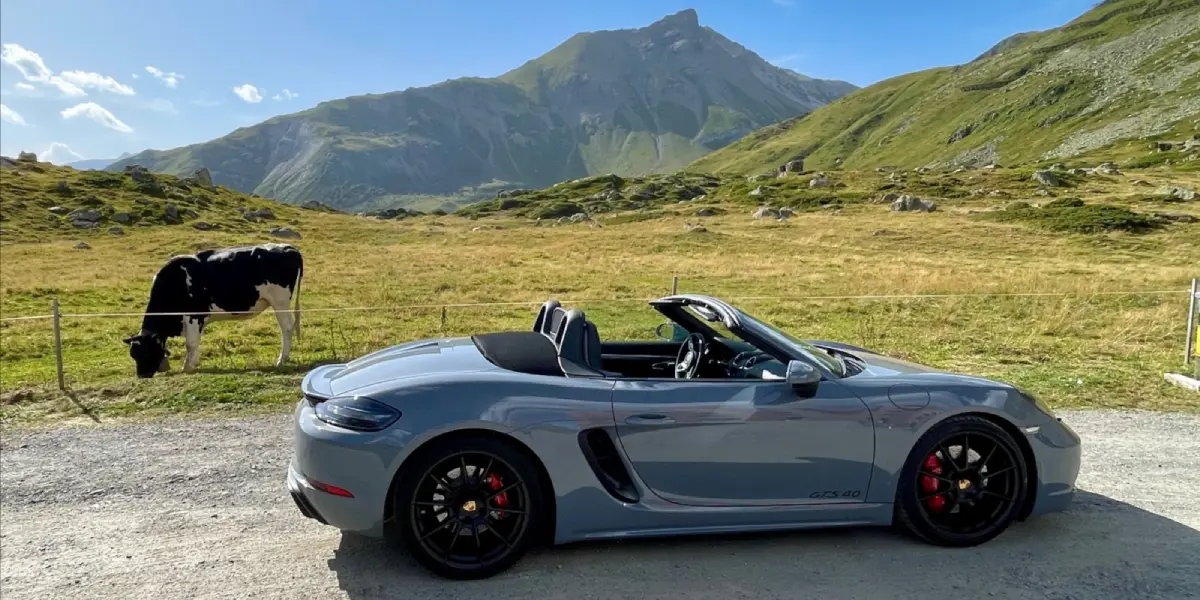 Supersportwagen auf Alpenstraße